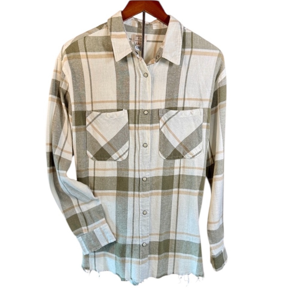 Dizzy Lizzy Oversized Shirt, pearl snaps, frayed hem, size medium